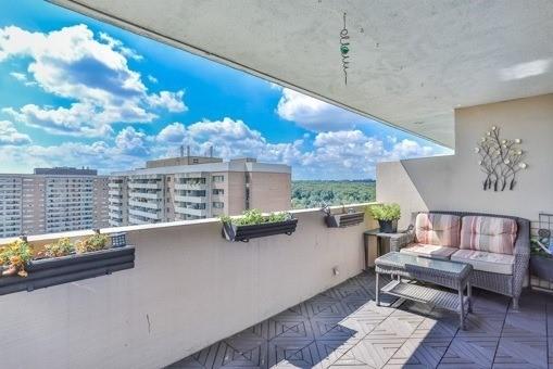 2004 - 270 Scarlett Rd, Condo with 3 bedrooms, 2 bathrooms and 2 parking in Toronto ON | Image 13