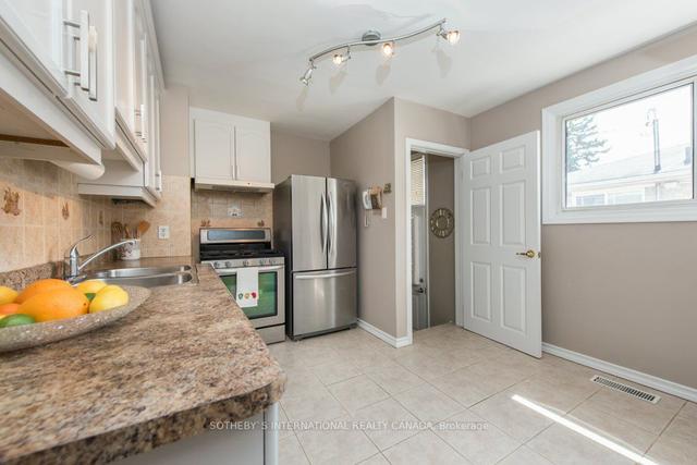 248 Axminster Dr, House semidetached with 3 bedrooms, 2 bathrooms and 4 parking in Richmond Hill ON | Image 2