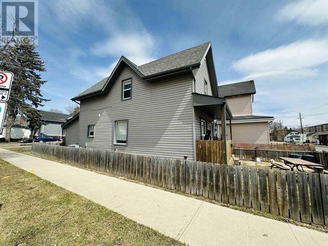 1221 Donald Street E, House detached with 3 bedrooms, 1 bathrooms and null parking in Thunder Bay ON | Image 2
