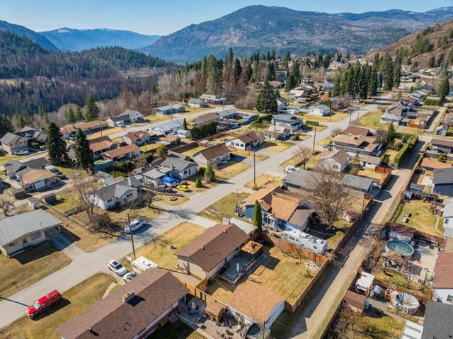 760 9th Avenue, House detached with 3 bedrooms, 2 bathrooms and 5 parking in Montrose BC | Image 6