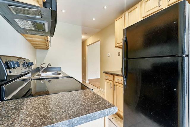 39 Caronia Sq, House semidetached with 3 bedrooms, 3 bathrooms and 3 parking in Toronto ON | Image 2