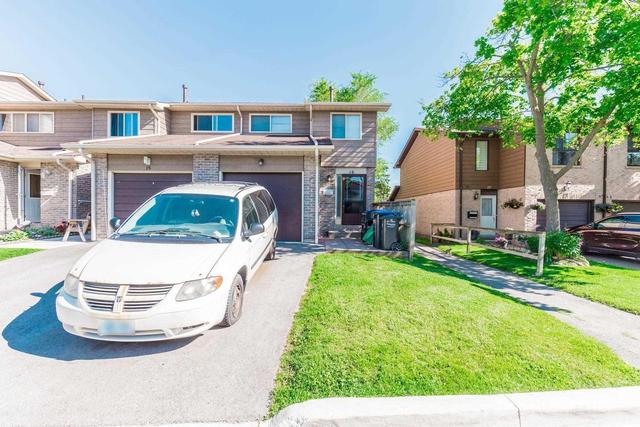 16 - 16 Foster Cres, Townhouse with 3 bedrooms, 2 bathrooms and 1 parking in Brampton ON | Image 1