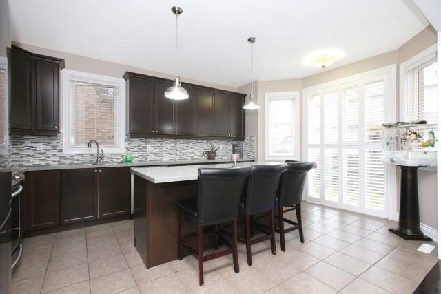 581 Snider Terr, House detached with 4 bedrooms, 3 bathrooms and 2 parking in Milton ON | Image 2