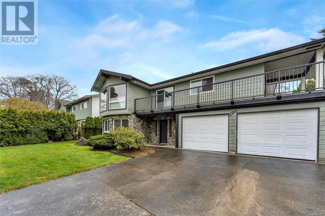 4261 Thornhill Cres, House detached with 5 bedrooms, 3 bathrooms and 6 parking in Saanich BC | Image 1