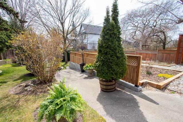 143 Eastwood Rd, House detached with 3 bedrooms, 2 bathrooms and 1 parking in Toronto ON | Image 2