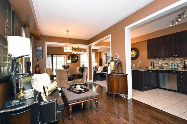 2461 Grand Oak Tr, House attached with 3 bedrooms, 3 bathrooms and 1 parking in Oakville ON | Image 6