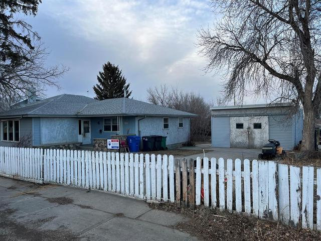 1225 43 Avenue North, House detached with 3 bedrooms, 1 bathrooms and 4 parking in Lethbridge AB | Image 2