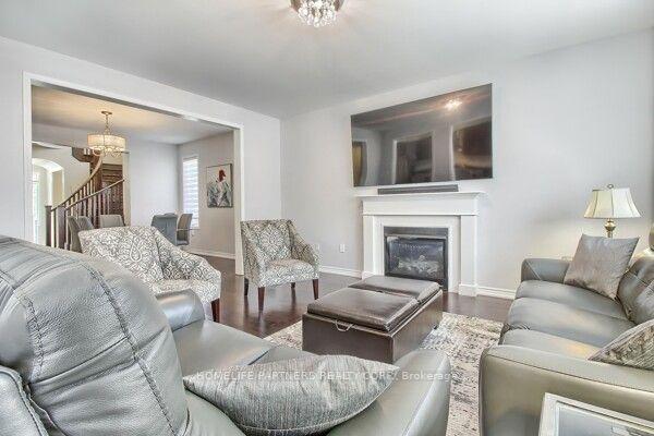 89 Faust Ridge, House detached with 4 bedrooms, 4 bathrooms and 4 parking in Vaughan ON | Image 2