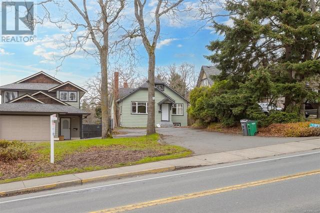 988 Cloverdale Ave, House detached with 3 bedrooms, 1 bathrooms and 2 parking in Saanich BC | Image 4