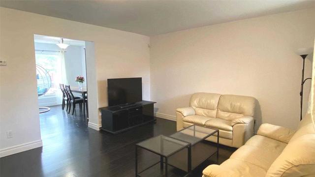 39 Phalen Cres, House attached with 3 bedrooms, 3 bathrooms and 2 parking in Toronto ON | Image 5