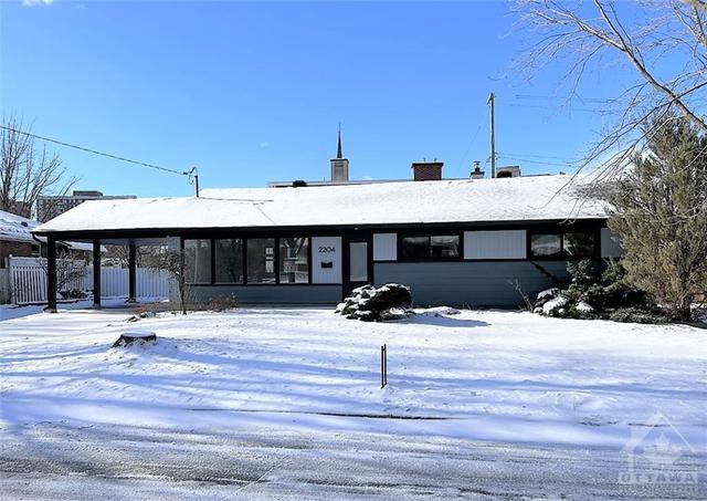 2204 Utah Street, House detached with 4 bedrooms, 3 bathrooms and 3 parking in Ottawa ON | Image 2