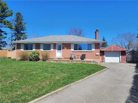 15 Fairmont Place, House detached with 3 bedrooms, 2 bathrooms and 3 parking in Brockville ON | Card Image