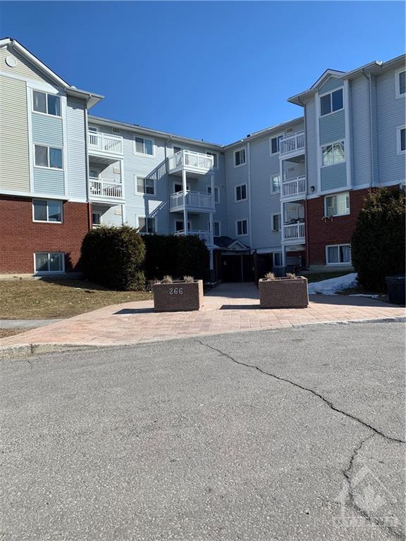 18 - 266 Lorry Greenberg Drive, Condo with 2 bedrooms, 1 bathrooms and 1 parking in Ottawa ON | Image 1