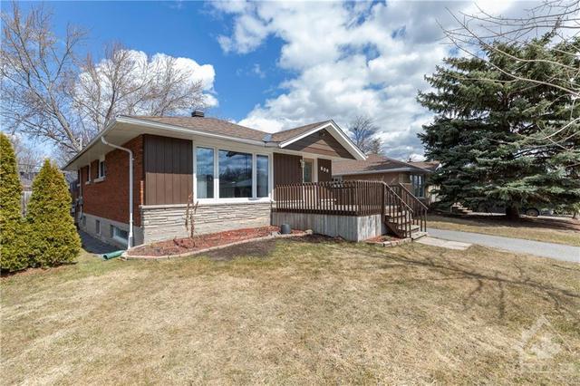 809 Pleasant Park Road, House detached with 3 bedrooms, 2 bathrooms and 3 parking in Ottawa ON | Image 2