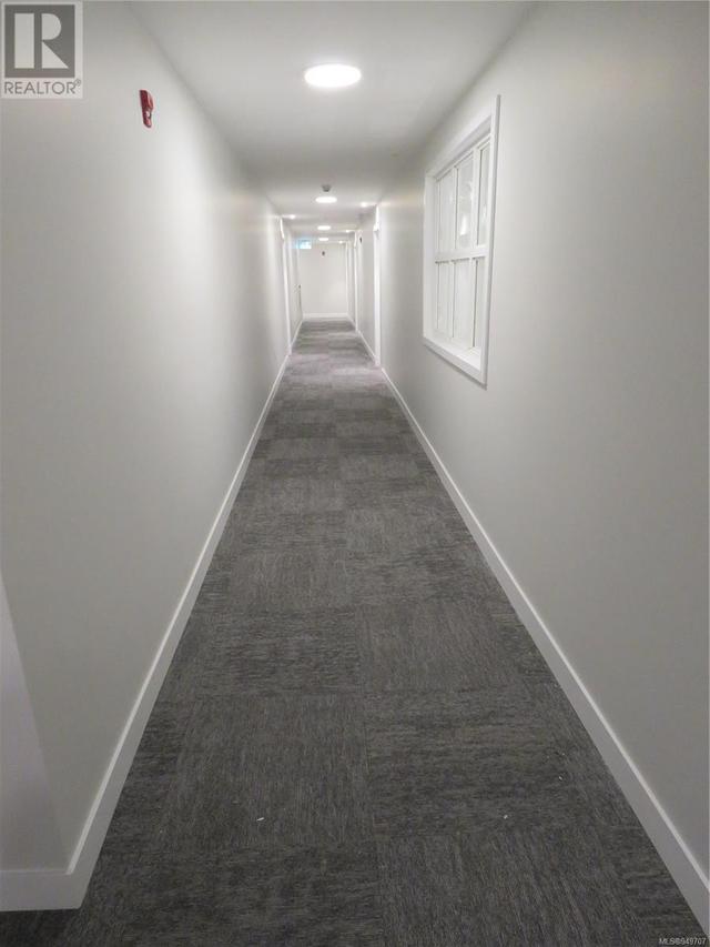 Hallway in front of unit | Image 25