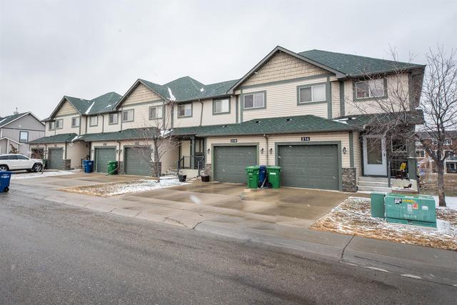 218 Bayside Point Sw, Home with 3 bedrooms, 2 bathrooms and 2 parking in Airdrie AB | Image 2