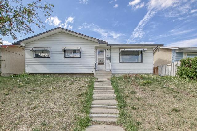 4220 Marwood Road Ne, House detached with 5 bedrooms, 2 bathrooms and 2 parking in Calgary AB | Image 1