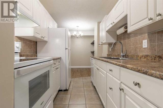 111, - 5 Berkeley Place W, Condo with 2 bedrooms, 1 bathrooms and 1 parking in Lethbridge AB | Image 8