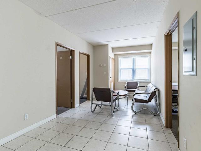 404 - 253 Lester St, Condo with 5 bedrooms, 2 bathrooms and 0 parking in Waterloo ON | Image 6