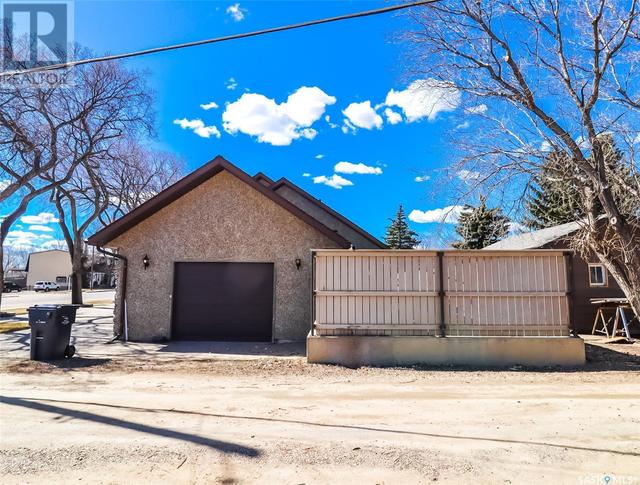 1305 Chaplin Street E, House detached with 4 bedrooms, 4 bathrooms and null parking in Swift Current SK | Image 2