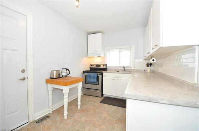 29 Appel Street, House detached with 2 bedrooms, 1 bathrooms and 6 parking in London ON | Image 2