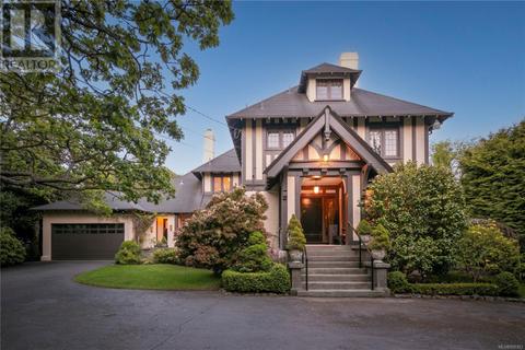 611 Foul Bay Rd, House detached with 5 bedrooms, 7 bathrooms and 6 parking in Victoria BC | Card Image