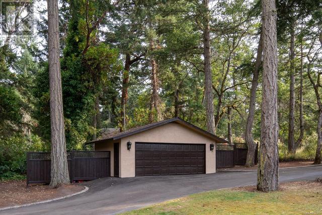 2495 Shannon Pl, House detached with 6 bedrooms, 8 bathrooms and 8 parking in Saanich BC | Image 69
