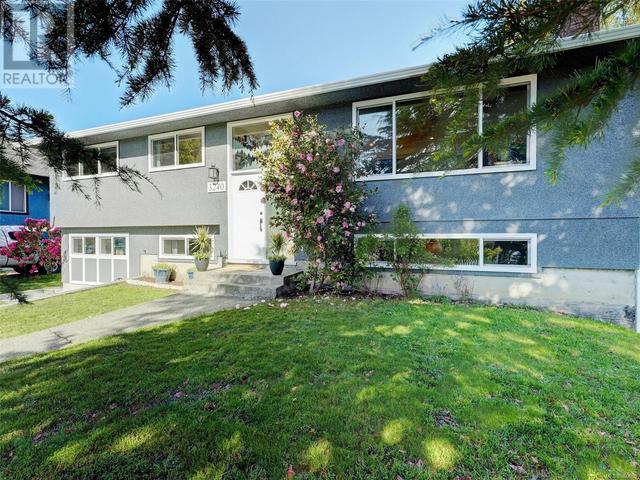 3240 Eldon Pl, House detached with 5 bedrooms, 2 bathrooms and 2 parking in Saanich BC | Image 3