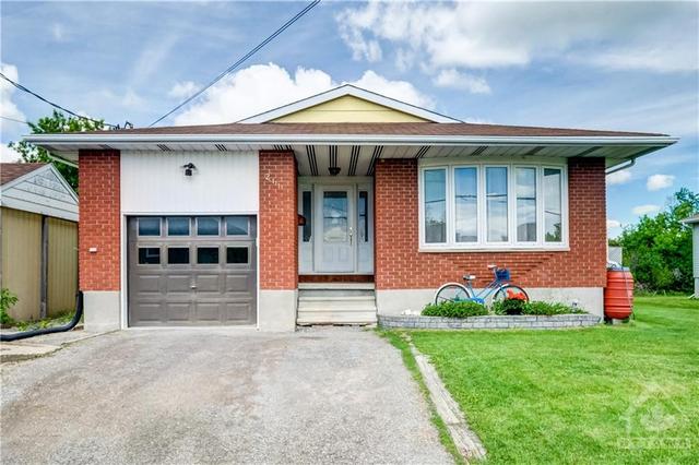 211 Adelaide Street, House detached with 4 bedrooms, 2 bathrooms and 4 parking in Mississippi Mills ON | Image 1