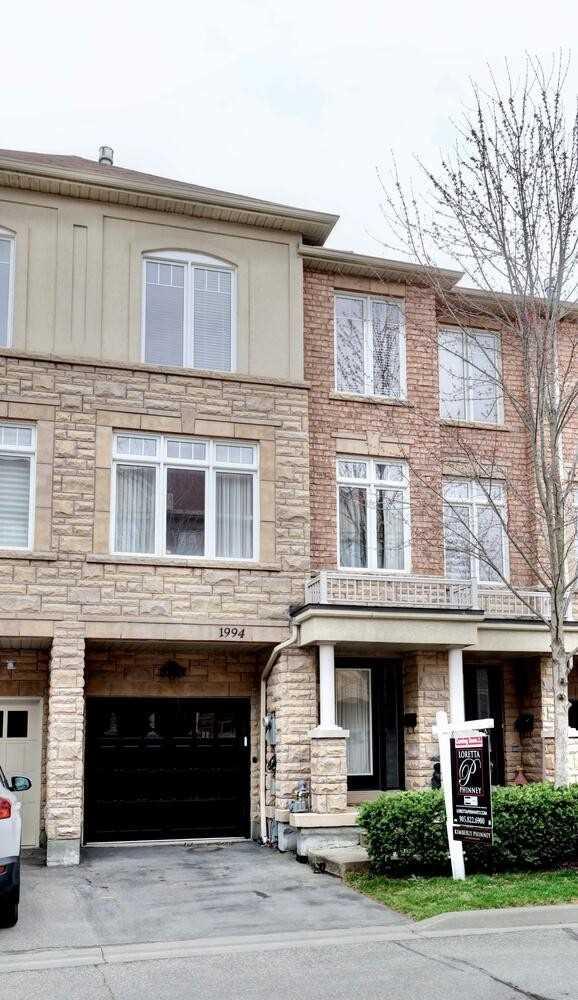 1994 Oana Dr, Townhouse with 2 bedrooms, 3 bathrooms and 2 parking in Mississauga ON | Image 1