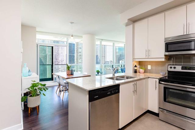 2503 - 33 Bay St, Condo with 2 bedrooms, 2 bathrooms and 1 parking in Toronto ON | Image 2