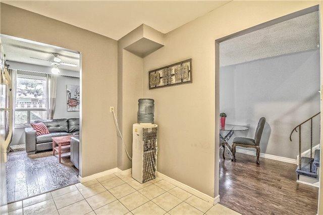 88 Dawson Cres, Townhouse with 3 bedrooms, 2 bathrooms and 2 parking in Brampton ON | Image 4