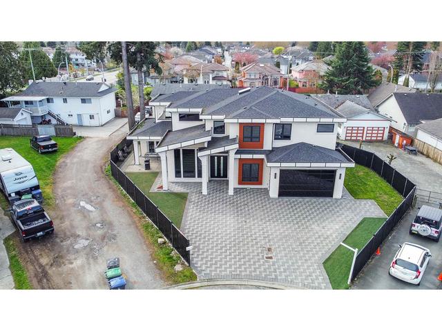 13194 72b Avenue, House detached with 8 bedrooms, 5 bathrooms and 8 parking in Surrey BC | Image 2