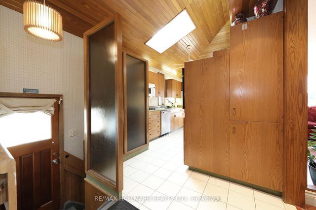 32 Shandara Cres, House detached with 3 bedrooms, 3 bathrooms and 4 parking in Toronto ON | Image 2