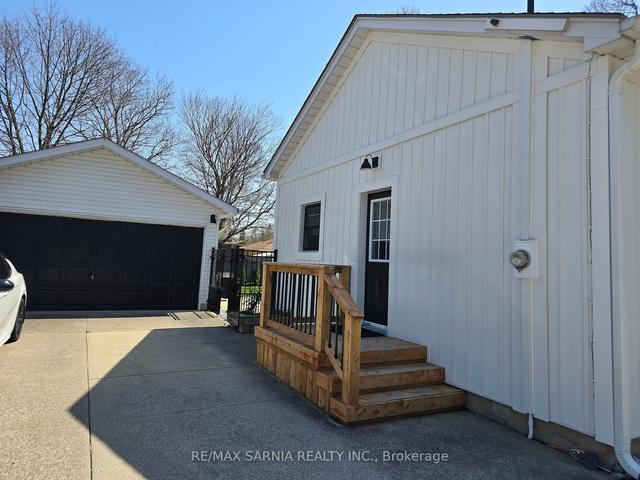 1290 Kim St, House detached with 4 bedrooms, 2 bathrooms and 5 parking in Sarnia ON | Image 17