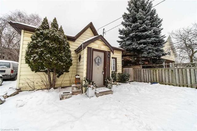 4774 St. Clair Ave, House detached with 2 bedrooms, 2 bathrooms and 2 parking in Niagara Falls ON | Image 1