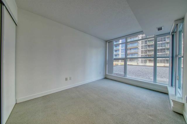 211 - 15 Singer Crt, Condo with 1 bedrooms, 2 bathrooms and 1 parking in Toronto ON | Image 4