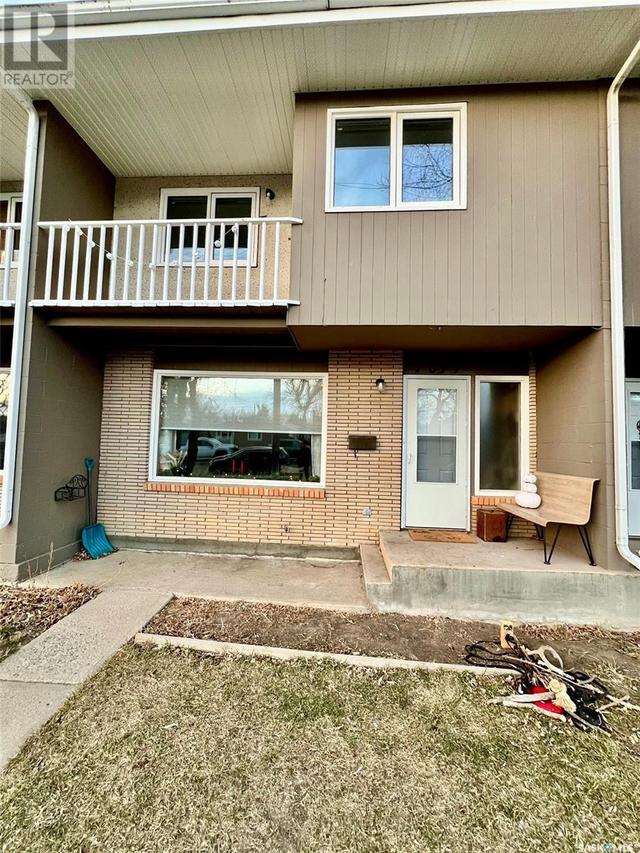 1071 Sidney Street E, House attached with 3 bedrooms, 2 bathrooms and null parking in Swift Current SK | Image 1