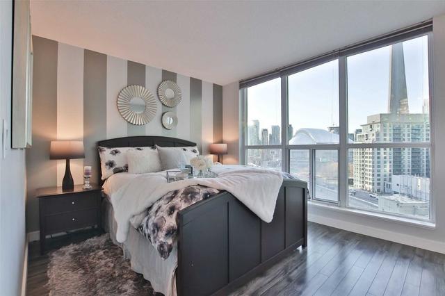 1112 - 8 York St, Condo with 2 bedrooms, 2 bathrooms and 1 parking in Toronto ON | Image 10