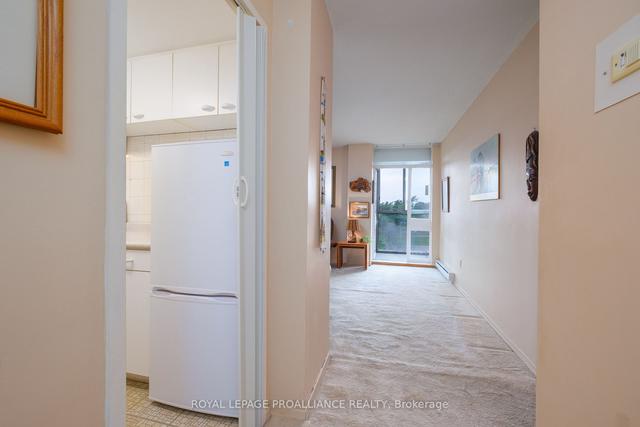 2 Mowat Ave, Condo with 1 bedrooms, 1 bathrooms and 1 parking in Kingston ON | Image 2