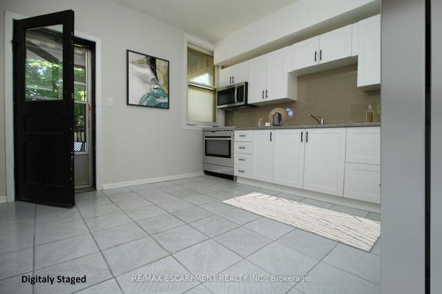 4 1/2 Glendale Ave N, House detached with 4 bedrooms, 2 bathrooms and 1 parking in Hamilton ON | Image 3