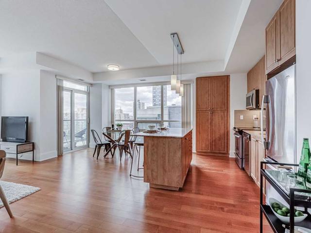 620 - 70 Roehampton Ave, Condo with 2 bedrooms, 2 bathrooms and 1 parking in Toronto ON | Image 5