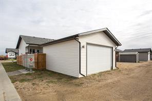 335 Spruce Street, Home with 3 bedrooms, 2 bathrooms and 2 parking in Red Deer County AB | Image 29