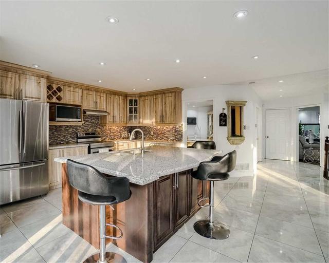 2 Appleton Tr, House detached with 4 bedrooms, 4 bathrooms and 4 parking in Brampton ON | Image 3