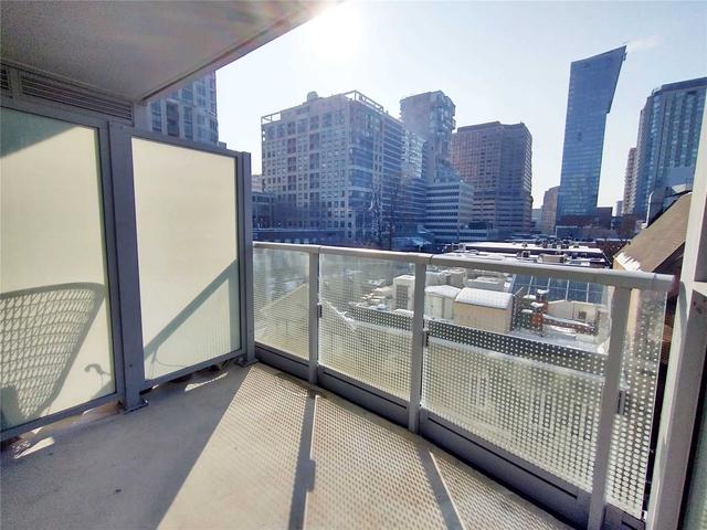 404 - 88 Cumberland St, Condo with 2 bedrooms, 2 bathrooms and 1 parking in Toronto ON | Image 3