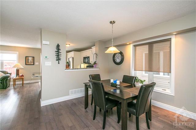 425 Vendevale Avenue, Townhouse with 3 bedrooms, 3 bathrooms and 3 parking in Ottawa ON | Image 5