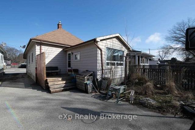 1075 Trafalgar St, House detached with 3 bedrooms, 2 bathrooms and 2 parking in London ON | Image 2