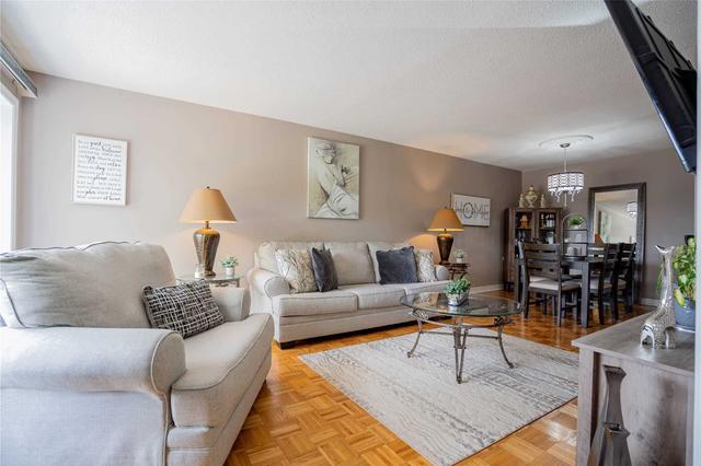 36 Peterson Crt, House semidetached with 3 bedrooms, 2 bathrooms and 4 parking in Brampton ON | Image 2
