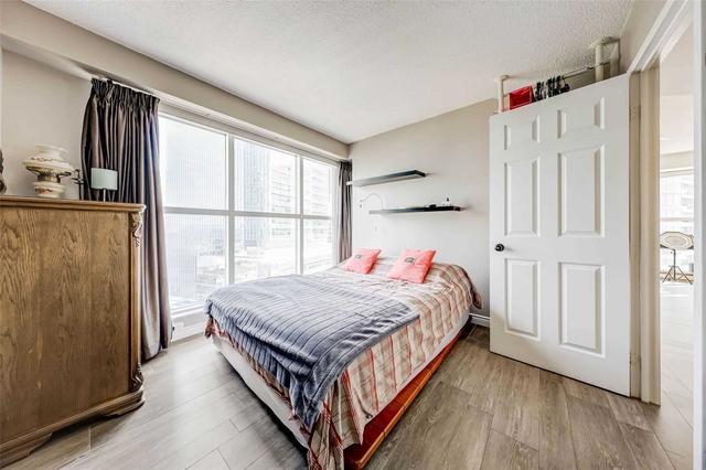 1602 - 77 Harbour Sq, Condo with 2 bedrooms, 2 bathrooms and 1 parking in Toronto ON | Image 6