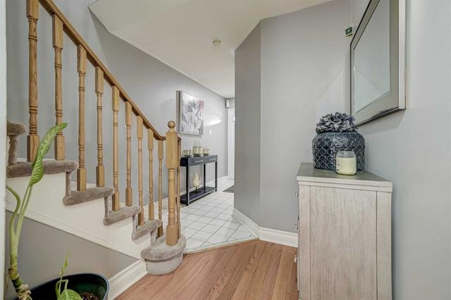 25 Kenwood Dr, Townhouse with 3 bedrooms, 3 bathrooms and 2 parking in Brampton ON | Image 5